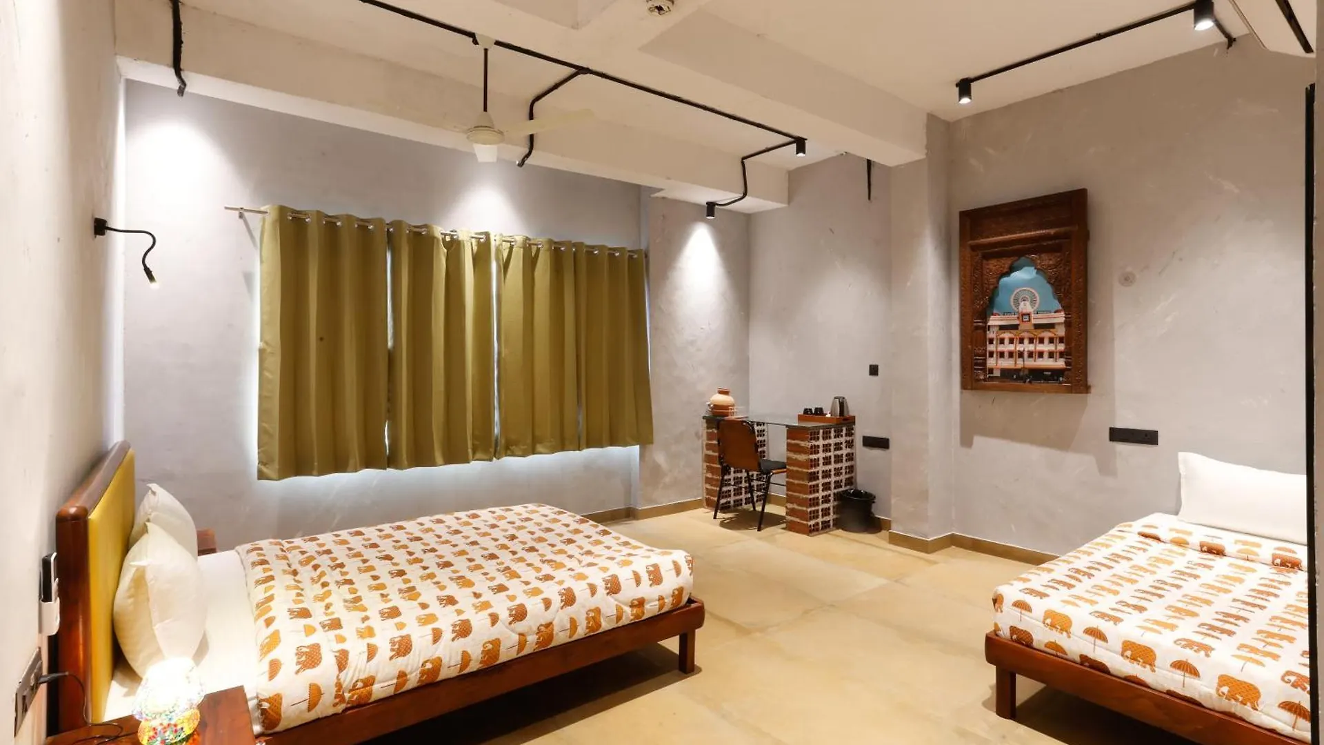 Local Lok Hostel Varanasi
